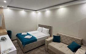 Center Deluxe Garni Hotel
